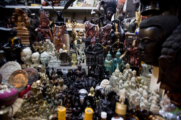 Phnom Penh  Kambodscha  Verkauf von Buddhafiguren auf dem Russischen Markt