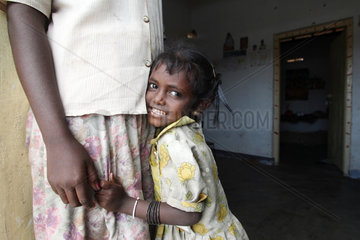 Vakarai  Sri Lanka  Mutter mit ihrem Kind