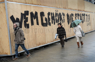 Berlin  Deutschland  Graffiti an ein einem Bauzaun: Wem gehoert die Stadt?