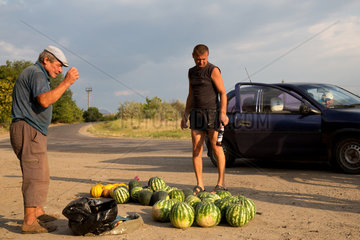 Republik Moldau  Bauer verkauft Melonen an der Landstrasse