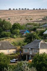 Republik Moldau  Landschaft mit Bauernhoefen und Feldern