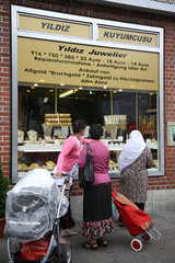 Hamburg  Deutschland  tuerkische Frauen vor einem tuerkischen Schmuckladen