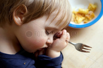 Berlin  Deutschland  kleiner Junge ist beim Essen eingeschlafen