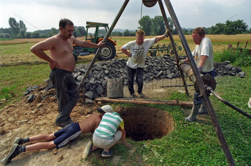 Arbeiter beim Brunnenbau  Polen