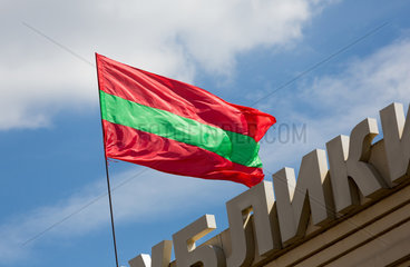 Tiraspol  Republik Moldau  Transnistrische Flagge an der Hauptstrasse