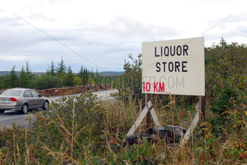L'Anse aux Meadows  Kanada  Hinweisschild fuer ein Spirituosengeschaeft