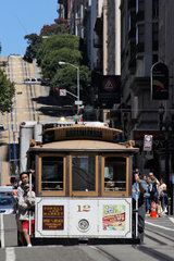 San Francisco  USA  mit Touristen voll besetzte Cable Car
