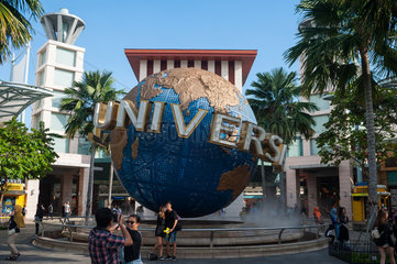 Singapur  Republik Singapur  Menschen vor dem Universal-Studios-Themenpark