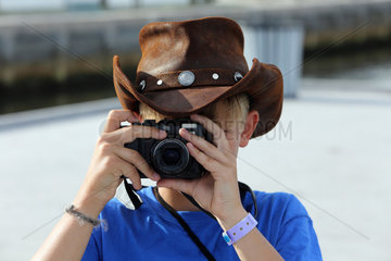 Saint Petersburg  USA  Junge mit Cowboyhut macht ein Foto