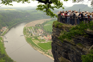 Saechsische Schweiz  Deutschland  Touristen auf der Bastei