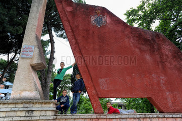 Berat  Albanien  Kinder spielen am Denkmal fuer die Volksheldin Margarita Tutulani