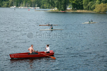 Berlin  Deutschland  Bootsfahrer und Kanufahrer auf dem Tegler See