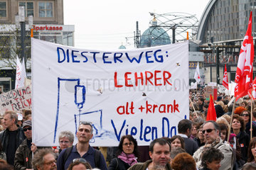 Berlin  Deutschland  GEW-Demonstranten bei der Kundgebung am Alexanderplatz