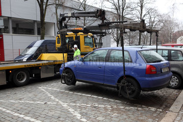 Berlin  Deutschland  ein widerrechtlich geparktes Auto wird umgesetzt