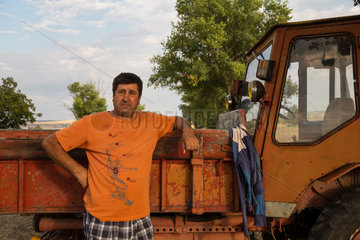 Republik Moldau  Portrait eines Bauern vor seinem Traktor