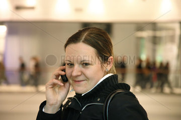 Posen  Polen  junge Frau telefoniert mit dem Handy