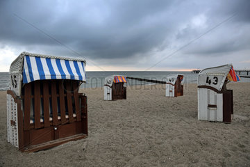 Kuehlungsborn  Deutschland  verschlossene Strandkoerbe bei Regenwetter