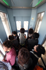 Tokio  Japan  Frauen in einem Fahrstuhl