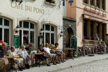 Vianden  Luxemburg  Gaeste sitzen im Cafe de Pont in der Altstadt