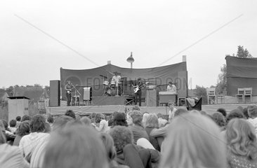 Klein Wanzleben  DDR  Menschen auf einem Open-Air Konzert