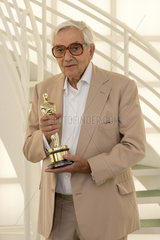 Berlin  Deutschland  Sir Kenneth Adam  Szenenbildner  mit seinem ersten Oscar