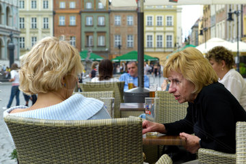 Posen  Polen  zwei Frauen in einem Strassencafe am Alten Markt