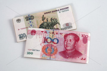 100-Rubelscheine und 100-Renminbi-Yuanscheine