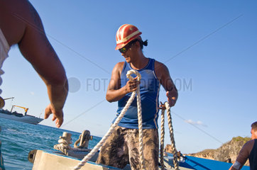 Hakahetau  Franzoesisch-Polynesien  Touristen werden mit Beibooten zum Schiff gebracht