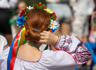 Odessa  Ukraine  junge Frau mit Blumenschmuck im Haar