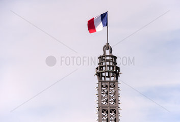 Berlin  Deutschland  franz. Flagge auf der Eiffelturm-Miniatur am Centre-Francais in der Muellerstr.