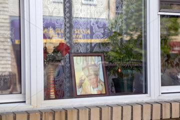 New York City  USA  ein Foto vom verstorbenen Papst Johannes Paul II in einem Fenster