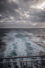 Daenemark  Kielwasser hinter einem Faehrschiff der Smyril Line im Nordatlantik