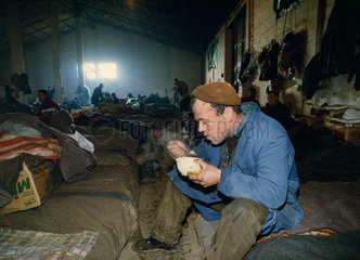 Batgovic  Bosnien und Herzegowina  Maenner im serbischen Gefangenenlager