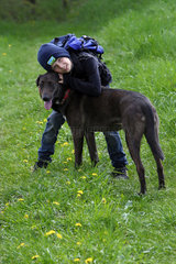 Neu Kaetwin  Deutschland  Junge schmust mit seinem Hund
