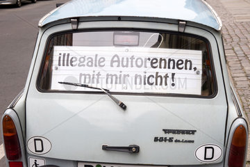 Berlin  Deutschland  Trabant mit Banner Illegale Autorennen  mit mir nicht