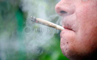 Sevilla  Spanien  Mann raucht eine Marihuanazigarette