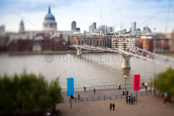 London  Grossbritannien  Blick auf die Millennium Bridge und die Saint Paul's Cathedral