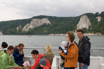 Sassnitz  Deutschland  Blick auf die Kreidefelsen von einem Ausflugsschiff