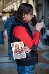 Mailand  Italien  junger Mann mit Mobiltelefon und Bild der Mutter Gottes