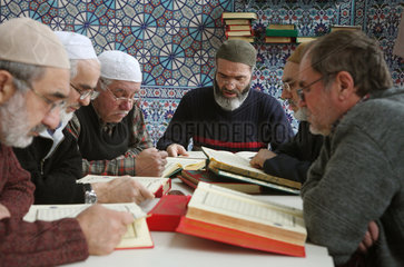 Bremen  Deutschland  Glaeubige studieren den Koran