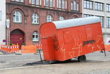 Berlin  Deutschland  orangefarbener Bauwagen am Rande einer Baustelle