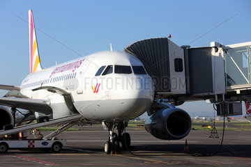 Catania  Italien  Flugzeug der Germanwings steht in Parkposition an einer Fluggastbruecke