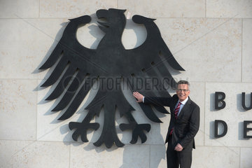 Berlin  Deutschland  Bundesinnenminister Thomas de Maiziere  CDU  neben dem Bundesadler