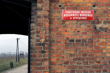 Auschwitz  Polen  Schild am Eingang zum Konzentrationslager Auschwitz-Birkenau