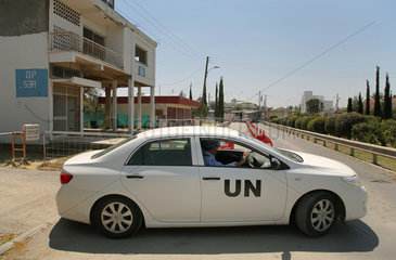 Nikosia  Zypern  UN-Patrouille auf Hoehe des Grenzuebergang Agios Dometios
