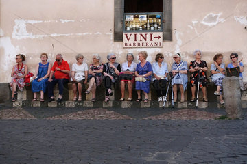 Orvieto  Italien  Senioren sitzen nebeneinander