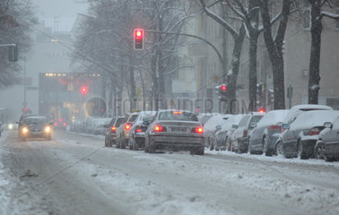 Berlin  Deutschland  Strassenverkehr bei Winterwetter