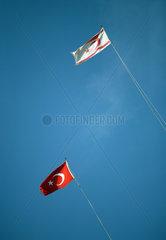 Nikosia  Tuerkische Republik Nordzypern  die Fahnen der Tuerkei und Nordzypern