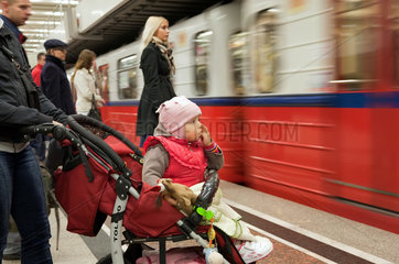 Warschau  Polen  Familie an einer Metrostation