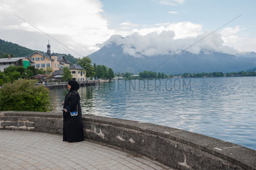 Tegernsee  Deutschland  eine Muslimin steht am Ufer des Tegernsees